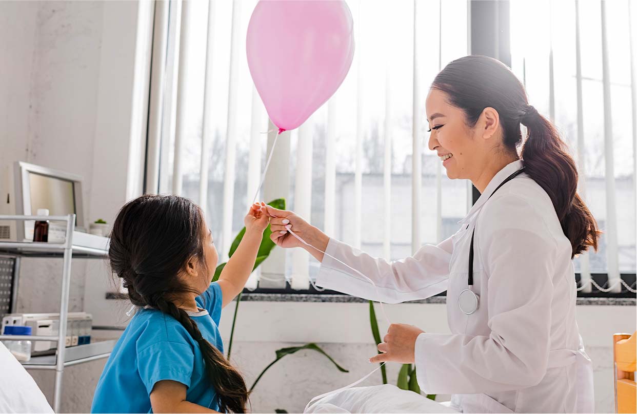 Doktor übergibt Patienten einen Ballon