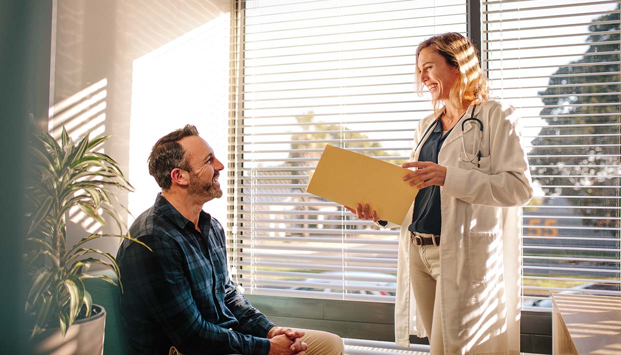 Arzt spricht mit Patient Belegungssituation