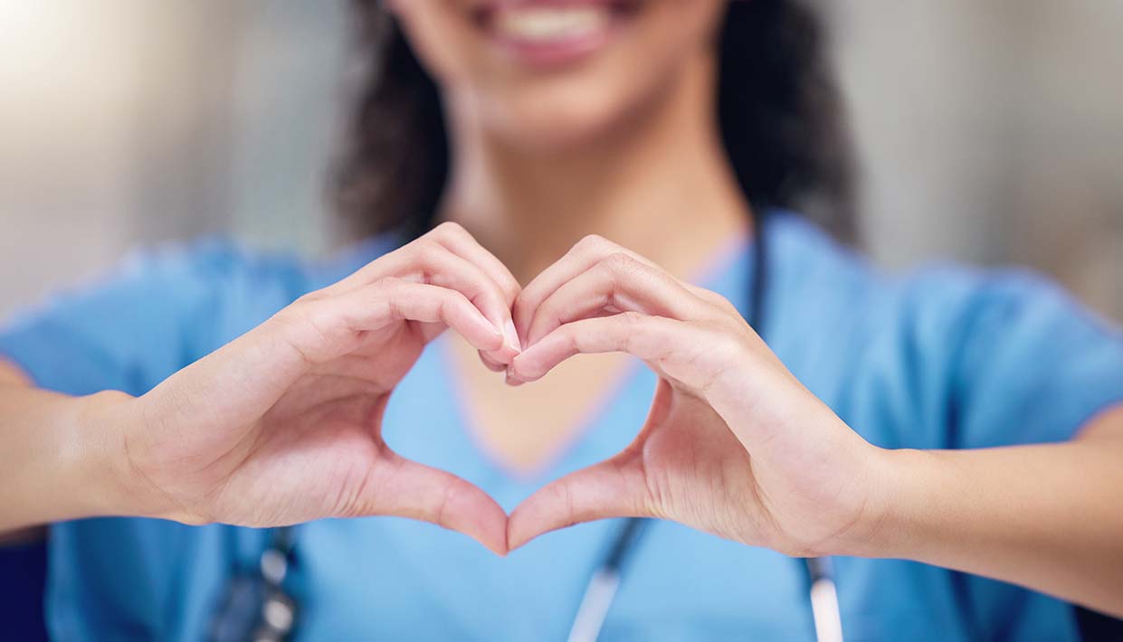 Krankenschwester zeigt Herz