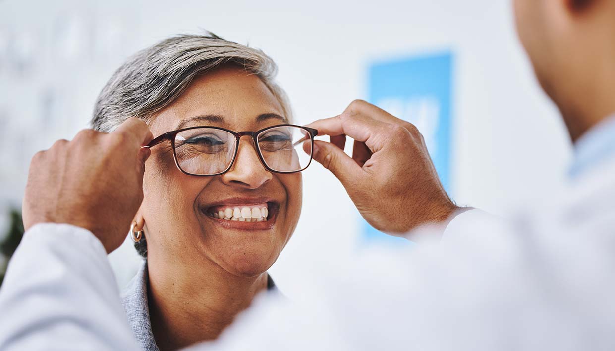 Optiker prüft Passform der Brille
