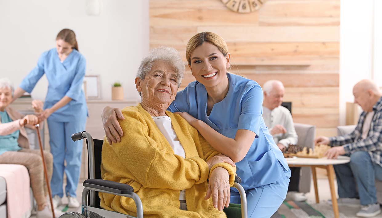 Pflegerin mit Senioren 